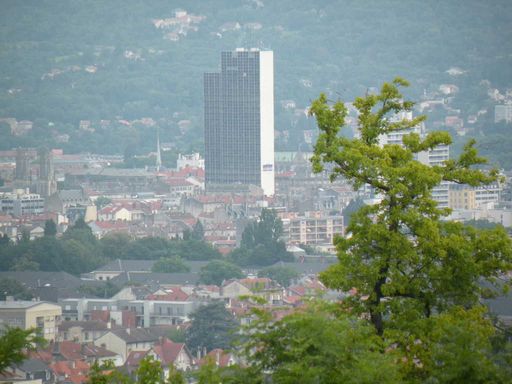  vue panoramique du quartier de la gare avec son gratte-ciel